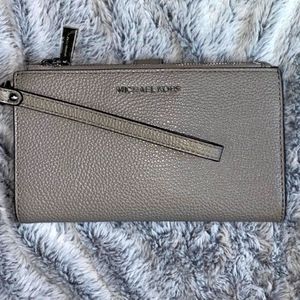 Micheal Kors Double-Zip Wristlet Gray